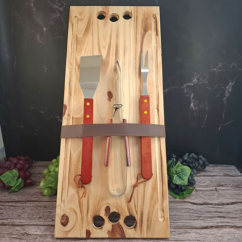 Set de asado - Tabla + 3 accesorios de parrilla / Chaira + Tenedor